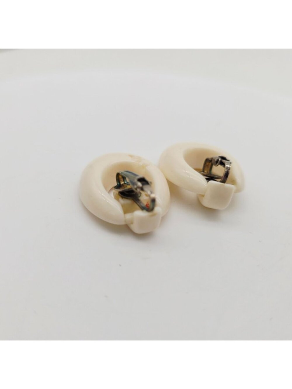 Vintage 1970s Cream Clip-On Lucite Earrings Oval Hoops Retro Jewelry UV Reactive - Picture 5 of 7